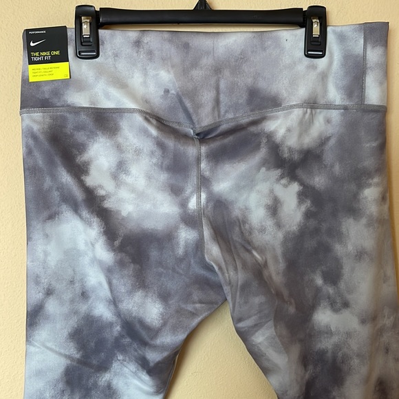NWT Nike One Icon Clash Mid-Rise Cropped Leggings - Picture 7 of 7